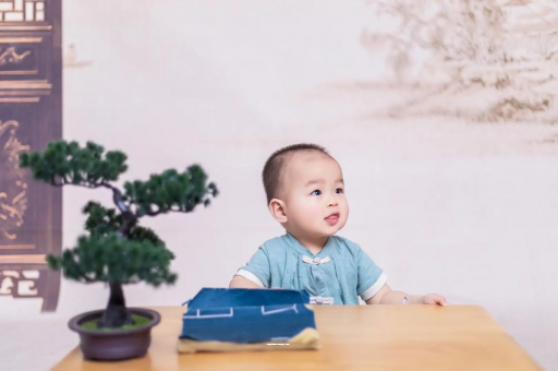莱州怀孕肚子中间凹两边凸
